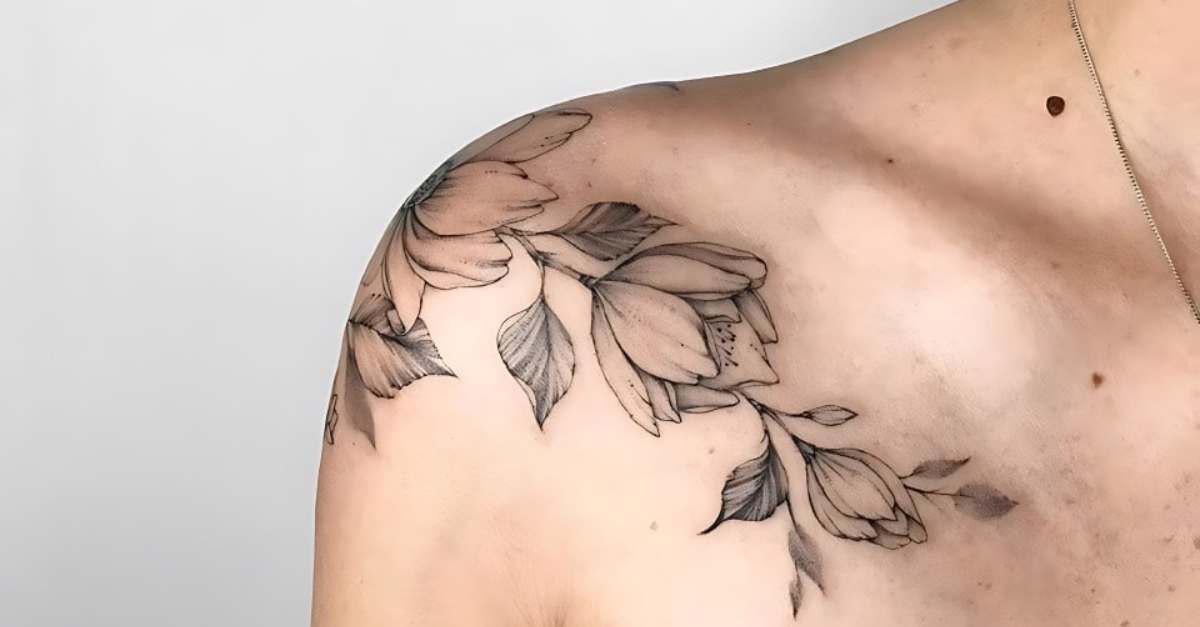 Tatuagens florais no ombro